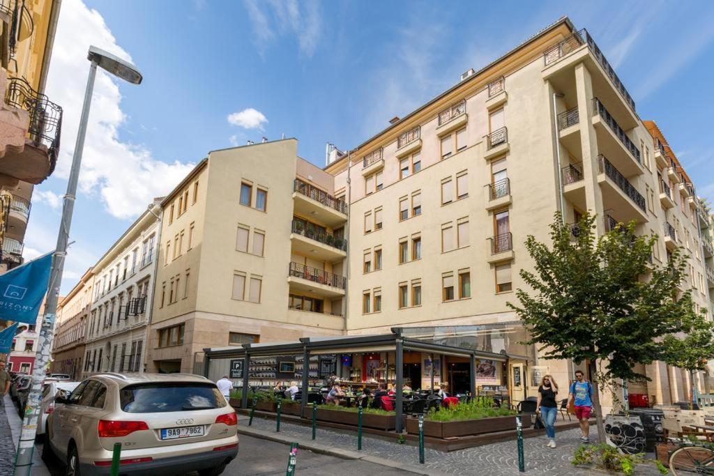 Space In Gozsdu Apartment Budapest Bagian luar foto
