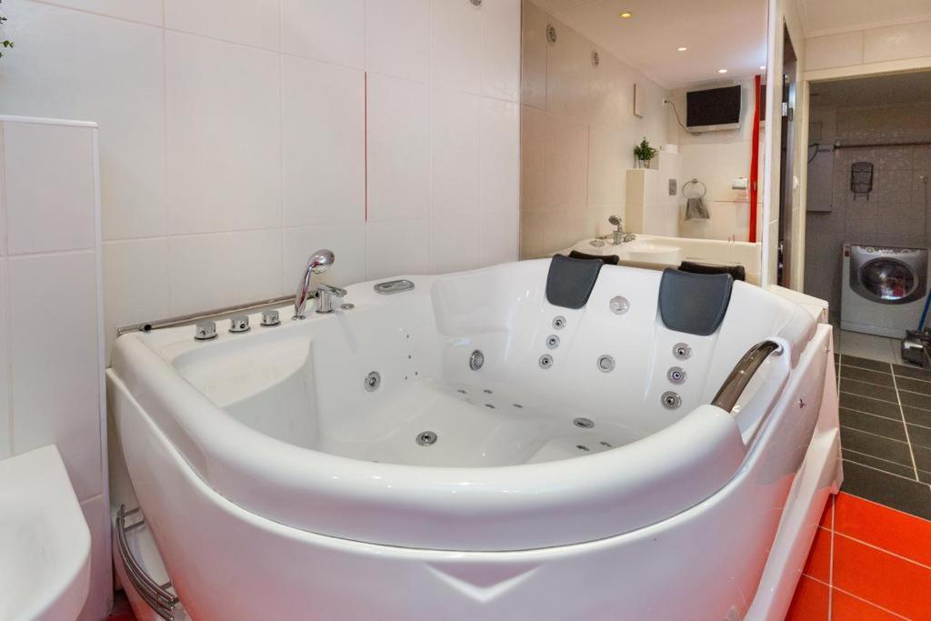 Space In Gozsdu Apartment Budapest Bagian luar foto
